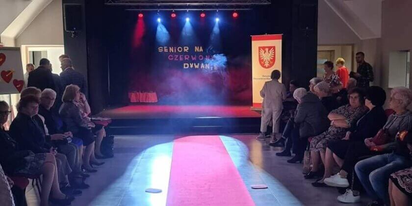 Senior na czerwonym dywanie